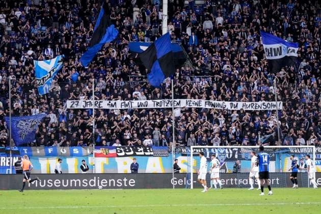Die Fans vom SV Waldhof Mannheim zeigen in der Fankurve ein Banner, Spruchband mit der Aufschrift: 27 Jahre im Amt und trotzdem keine Ahnung, du Hurensohn, Fans, Ultras Publikum, Zuschauer, Stimmung, Atmosphäre, Stadion, Protest, Protestaktion, protestieren, Aktion, Action, 20.09.2026, Mannheim (Deutschland), Fussball, 3. Liga, SV Waldhof Mannheim - SC Preußen Münster, DFB DFL REGULATIONS PROHIBIT ANY USE OF PHOTOGRAPHS AS IMAGE SEQUENCES AND OR QUASI-VIDEO.