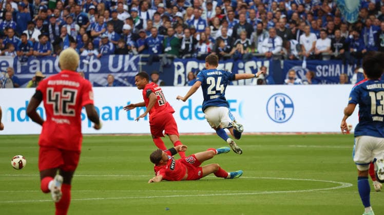 20.09.2026, xrekx, Fussball 1.Bundesliga, FC Schalke 04 - SV Elversberg v.l. Lukas Petkov (SV 07 Elversberg) Adil Aouchiche (FC Schalke 04) Zweikampf, Aktion, action, battle for the ball (DFL DFB REGULATIONS PROHIBIT ANY USE OF PHOTOGRAPHS as IMAGE SEQUENCES and or QUASI-VIDEO) Gelsenkirchen