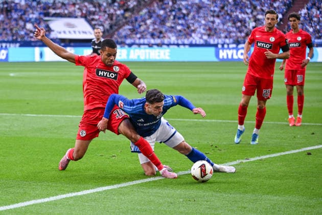 20.09.2026, Fussball, Saison 2026 2027, Bundesliga, FC Schalke 04 - SV Elversberg, Jan Gyamerah (SV Elversberg), Robin Gosens (FC Schalke 04) xRHR-FOTO YYx Copyright: KROEGER RHR-FOTOx RHR-FOTO YY