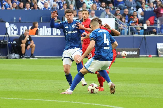 20.09.2026, xrekx, Fussball 1.Bundesliga, FC Schalke 04 - SV Elversberg v.l. Robin Gosens (FC Schalke 04) Noah Darvich (SV 07 Elversberg) Hasan Kurucay (FC Schalke 04) Zweikampf, Aktion, action, battle for the ball (DFL DFB REGULATIONS PROHIBIT ANY USE OF PHOTOGRAPHS as IMAGE SEQUENCES and or QUASI-VIDEO) Gelsenkirchen