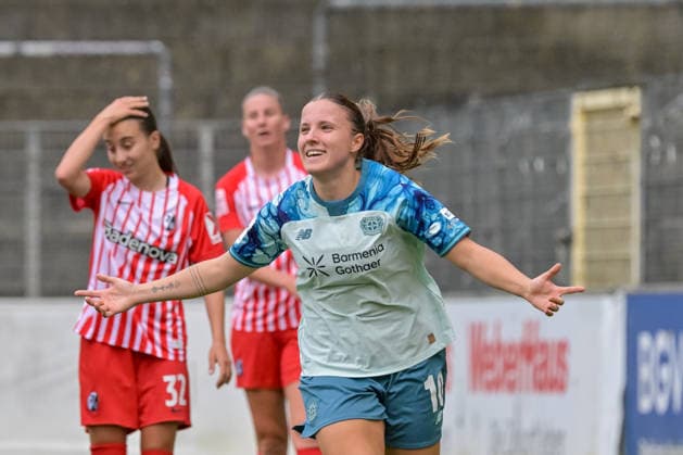Jubel zum Tor zum 1:2 durch Estrella Merino (Bayer 04 Leverkusen Frauen, 10) GER, SC Freiburg vs Bayer 04 Leverkusen, Frauen-Fussball, Bundesliga, 5. Spieltag, Saison 2026 2027, 20.09.2026 DFB REGULATIONS PROHIBIT ANY USE OF PHOTOGRAPHS AS IMAGE SEQUENCES AND OR QUASI-VIDEO GER, SC Freiburg vs Bayer 04 Leverkusen, Frauen-Fussball, Bundesliga, 5. Spieltag, Saison 2026 2027, 20.09.2026 Freiburg Copyright: xEibner-Pressefotox EP_THS