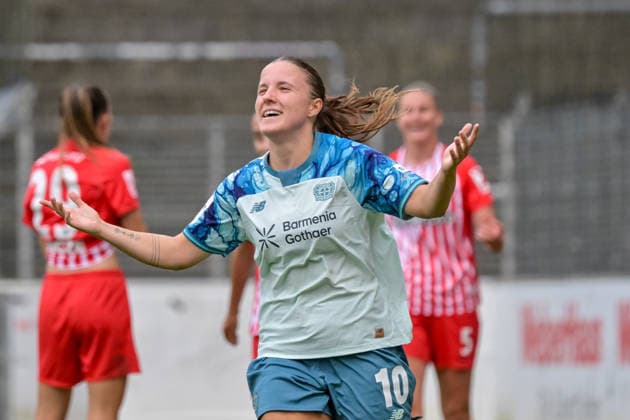 Jubel zum Tor zum 1:2 durch Estrella Merino (Bayer 04 Leverkusen Frauen, 10) GER, SC Freiburg vs Bayer 04 Leverkusen, Frauen-Fussball, Bundesliga, 5. Spieltag, Saison 2026 2027, 20.09.2026 DFB REGULATIONS PROHIBIT ANY USE OF PHOTOGRAPHS AS IMAGE SEQUENCES AND OR QUASI-VIDEO GER, SC Freiburg vs Bayer 04 Leverkusen, Frauen-Fussball, Bundesliga, 5. Spieltag, Saison 2026 2027, 20.09.2026 Freiburg Copyright: xEibner-Pressefotox EP_THS