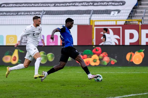 v.li.: Felix Higl (Münster, 33), Oluwaseun Ogbemudia (Olu, SV Waldhof, 14), Zweikampf, Spielszene, Duell, duel, tackle, tackling, Dynamik, Action, Aktion, 20.09.2026, Mannheim (Deutschland), Fussball, 3. Liga, SV Waldhof Mannheim - SC Preußen Münster, DFB DFL REGULATIONS PROHIBIT ANY USE OF PHOTOGRAPHS AS IMAGE SEQUENCES AND OR QUASI-VIDEO.
