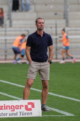 Google Pixel Frauen-Bundesliga: SC Freiburg vs. Bayer 04 Leverkusen, 20.09.2026 Marco Konrad (SC Freiburg, Trainer) Google Pixel Frauen-Bundesliga: SC Freiburg vs. Bayer 04 Leverkusen, Dreisamstadion, 20.09.2026 DFB DFL REGULATIONS PROHIBIT ANY USE OF PHOTOGRAPHS AS IMAGE SEQUENCES AND OR QUASI-VIDEO. Copyright: xBEAUTIFULxSPORTS Boscox