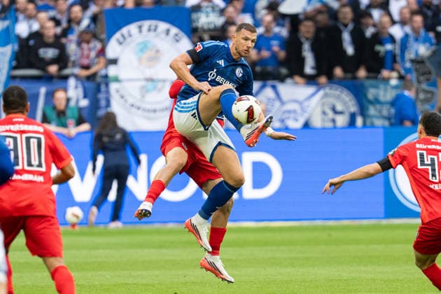20.09.2026, GER, 1. Bundesliga, 4. Spieltag, FC Schalke 04 vs SV Elversberg Edin DÅ¾eko Dzeko (FC Schalke 04, 10) nimmt dann Ball in der Luft an Gelsenkirchen VELTINS-Arena Gelsenkirchen Deutschland Copyright: xnordphotoxGmbHx xChristianxSchulzex