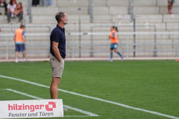 Google Pixel Frauen-Bundesliga: SC Freiburg vs. Bayer 04 Leverkusen, 20.09.2026 Marco Konrad (SC Freiburg, Trainer) Google Pixel Frauen-Bundesliga: SC Freiburg vs. Bayer 04 Leverkusen, Dreisamstadion, 20.09.2026 DFB DFL REGULATIONS PROHIBIT ANY USE OF PHOTOGRAPHS AS IMAGE SEQUENCES AND OR QUASI-VIDEO. Copyright: xBEAUTIFULxSPORTS Boscox
