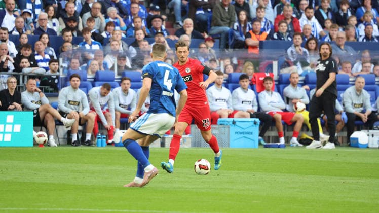 20.09.2026, xrekx, Fussball 1.Bundesliga, FC Schalke 04 - SV Elversberg v.l. Hasan Kurucay (FC Schalke 04) Lukas Petkov (SV 07 Elversberg) (DFL DFB REGULATIONS PROHIBIT ANY USE OF PHOTOGRAPHS as IMAGE SEQUENCES and or QUASI-VIDEO) Gelsenkirchen