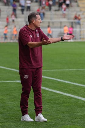 Google Pixel Frauen-Bundesliga: SC Freiburg vs. Bayer 04 Leverkusen, 20.09.2026 Roberto Pätzold (Bayer 04 Leverkusen, Trainer) Google Pixel Frauen-Bundesliga: SC Freiburg vs. Bayer 04 Leverkusen, Dreisamstadion, 20.09.2026 DFB DFL REGULATIONS PROHIBIT ANY USE OF PHOTOGRAPHS AS IMAGE SEQUENCES AND OR QUASI-VIDEO. Copyright: xBEAUTIFULxSPORTS Boscox