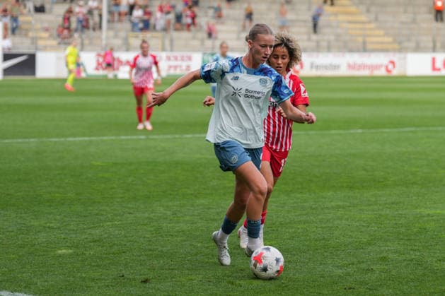 Google Pixel Frauen-Bundesliga: SC Freiburg vs. Bayer 04 Leverkusen, 20.09.2026 Marlene Müller (Bayer 04 Leverkusen, 27) am Ball Google Pixel Frauen-Bundesliga: SC Freiburg vs. Bayer 04 Leverkusen, Dreisamstadion, 20.09.2026 DFB DFL REGULATIONS PROHIBIT ANY USE OF PHOTOGRAPHS AS IMAGE SEQUENCES AND OR QUASI-VIDEO. Copyright: xBEAUTIFULxSPORTS Boscox