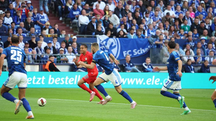 20.09.2026, xrekx, Fussball 1.Bundesliga, FC Schalke 04 - SV Elversberg v.l. Jan Gyamerah (SV 07 Elversberg) (DFL DFB REGULATIONS PROHIBIT ANY USE OF PHOTOGRAPHS as IMAGE SEQUENCES and or QUASI-VIDEO) Gelsenkirchen