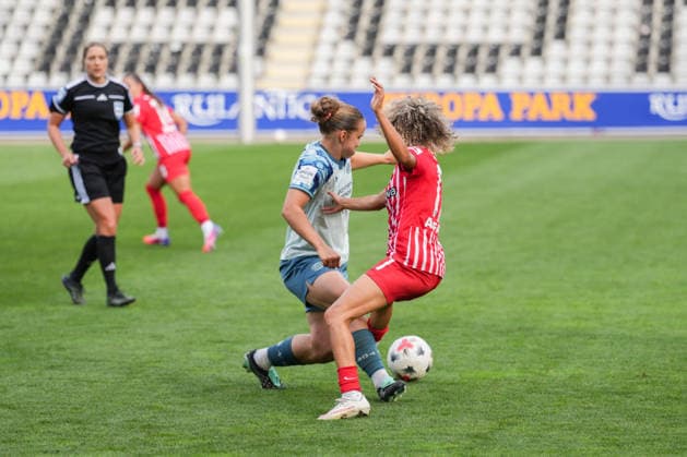 Google Pixel Frauen-Bundesliga: SC Freiburg vs. Bayer 04 Leverkusen, 20.09.2026 Zweikampf zwischen Estrella Merino (Bayer 04 Leverkusen, 10) und Amira Arfaoui (SC Freiburg, 17) Google Pixel Frauen-Bundesliga: SC Freiburg vs. Bayer 04 Leverkusen, Dreisamstadion, 20.09.2026 DFB DFL REGULATIONS PROHIBIT ANY USE OF PHOTOGRAPHS AS IMAGE SEQUENCES AND OR QUASI-VIDEO. Copyright: xBEAUTIFULxSPORTS Boscox