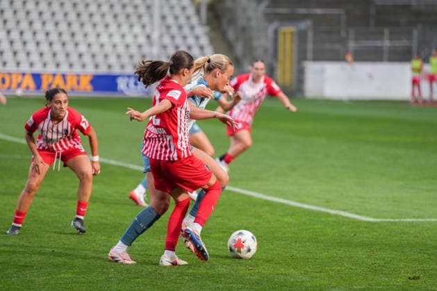 Google Pixel Frauen-Bundesliga: SC Freiburg vs. Bayer 04 Leverkusen, 20.09.2026 Zwiekampf zwischen Emma Memminger (SC Freiburg, 32) und Lobke Loonen (Bayer 04 Leverkusen, 18) Google Pixel Frauen-Bundesliga: SC Freiburg vs. Bayer 04 Leverkusen, Dreisamstadion, 20.09.2026 DFB DFL REGULATIONS PROHIBIT ANY USE OF PHOTOGRAPHS AS IMAGE SEQUENCES AND OR QUASI-VIDEO. Copyright: xBEAUTIFULxSPORTS Boscox