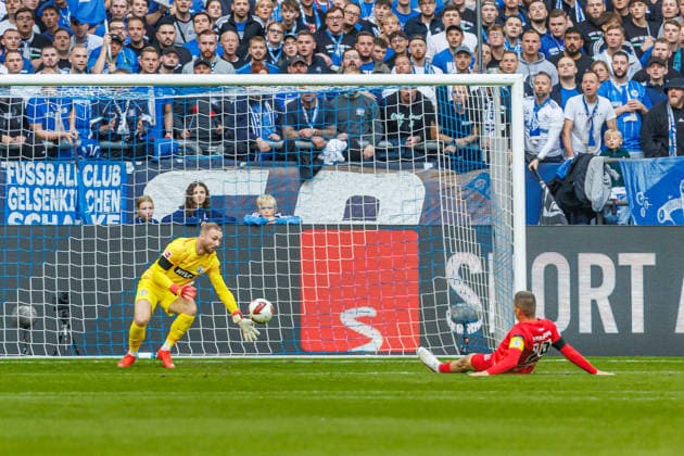 Torwart Nicolas Kristof (SV 07 Elversberg) in Aktion, am Ball, Einzelaktion waehrend des spiels der 1. Bundesliga zwischen FC Schalke 04 und SV Elversberg, Veltins-Arena am 20. September 2026 in Gelsenkirchen, Deutschland. (Foto von Mario Hommes DeFodi Images) +++ Torwart Nicolas Kristof (SV 07 Elversberg) controls the ball during the Bundesliga match between FC Schalke 04 and SV Elversberg at Veltins-Arena on September 20, 2026 in Gelsenkirchen, Germany. (Photo by Mario Hommes DeFodi Images) DFB DFL REGULATIONS PROHIBIT ANY USE OF PHOTOGRAPHS AS IMAGE SEQUENCES AND OR QUASI-VIDEO. (Photo by Mario Hommes DeFodi Images) -