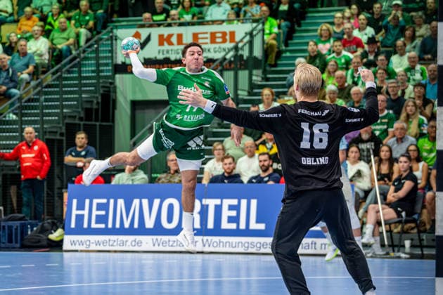 OPEL Handball Bundesliga; HSG Wetzlar - VfL Gummersbach, 20.09.26 Ahmed Nafea (HSG Wetzlar, 79), Bertram Obling (VfL Gummersbach, 16) OPEL Handball Bundesliga; HSG Wetzlar - VfL Gummersbach: Wetzlar, 20.09.26 Copyright: xBEAUTIFULxSPORTS Roeczeyx
