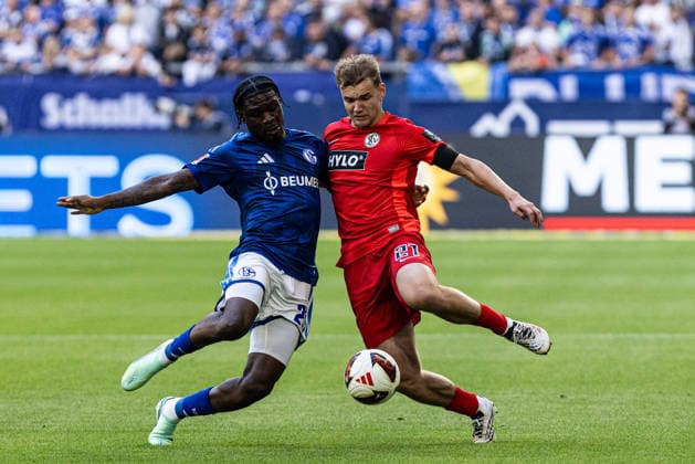 1. Bundesliga: FC Schalke 04 - SV Elversberg; 20.09.2026 Junior Dina Ebimbe (FC Schalke 04, 29), Lasse Günther (SV Elversberg, 21) 1. Fußball Bundesliga 4.Spieltag: FC Schalke 04 - SV Elversberg; Veltins Arena, Gelsenkirchen; 20.09.2026 DFL regulations prohibit any use of photographs as image sequences and or quasi video. Copyright: xBEAUTIFULxSPORTS Buriakovx