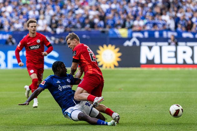 1. Bundesliga: FC Schalke 04 - SV Elversberg; 20.09.2026 Junior Dina Ebimbe (FC Schalke 04, 29), Lasse Günther (SV Elversberg, 21) 1. Fußball Bundesliga 4.Spieltag: FC Schalke 04 - SV Elversberg; Veltins Arena, Gelsenkirchen; 20.09.2026 DFL regulations prohibit any use of photographs as image sequences and or quasi video. Copyright: xBEAUTIFULxSPORTS Buriakovx