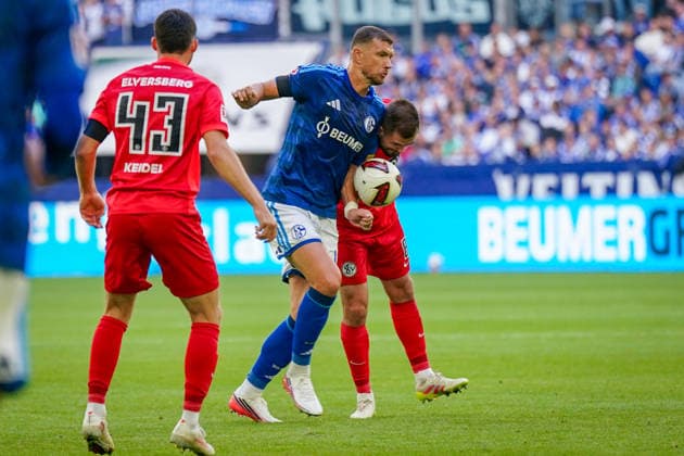 Deutschland: Fussball Bundesliga 2026 - 2027, 4. Spieltag - FC Schalke 04 vs SV Elversberg - Veltins-Arena (Gelsenkirchen): Edin Dzeko (FC Schalke 04, 10) mit Lukasz Poreba (SV Elversberg, 8) und Felix Keidel (SV Elversberg, 43) Copyright: xJOERANxSTEINSIEKx