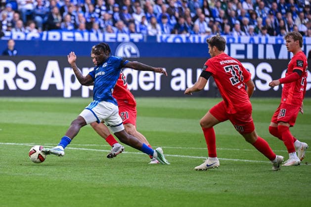 20.09.2026, Fussball, Saison 2026 2027, Bundesliga, FC Schalke 04 - SV Elversberg, Junior Dina Ebimbe (FC Schalke 04), Lasse Günther (SV Elversberg) xRHR-FOTO YYx Copyright: KROEGER RHR-FOTOx RHR-FOTO YY