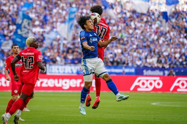 Deutschland: Fussball Bundesliga 2026 - 2027, 4. Spieltag - FC Schalke 04 vs SV Elversberg - Veltins-Arena (Gelsenkirchen): Satoshi Tanaka (FC Schalke 04, 13) und Noah Darvich (SV Elversberg, 10) im Kopfball-Zweikampf Copyright: xJOERANxSTEINSIEKx