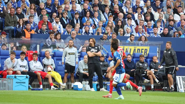 20.09.2026, xrekx, Fussball 1.Bundesliga, FC Schalke 04 - SV Elversberg v.l. Vincent Wagner Trainer (SV 07 Elversberg) (DFL DFB REGULATIONS PROHIBIT ANY USE OF PHOTOGRAPHS as IMAGE SEQUENCES and or QUASI-VIDEO) Gelsenkirchen