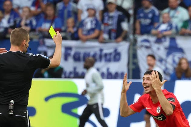 Sport Bilder des Tages 20.09.2026, xrekx, Fussball 1.Bundesliga, FC Schalke 04 - SV Elversberg v.l. Schiedsrichter Referee Dr. Robin Braun Felix Keidel (SV 07 Elversberg) eine Gelb Karte erhalten, received a yellow card (DFL DFB REGULATIONS PROHIBIT ANY USE OF PHOTOGRAPHS as IMAGE SEQUENCES and or QUASI-VIDEO) Gelsenkirchen