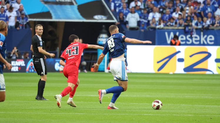 20.09.2026, xrekx, Fussball 1.Bundesliga, FC Schalke 04 - SV Elversberg v.l. Schiedsrichter Referee Dr. Robin Braun Felix Keidel (SV 07 Elversberg) eine Gelb Karte erhalten, received a yellow card Edin Dzeko (FC Schalke 04) (DFL DFB REGULATIONS PROHIBIT ANY USE OF PHOTOGRAPHS as IMAGE SEQUENCES and or QUASI-VIDEO) Gelsenkirchen
