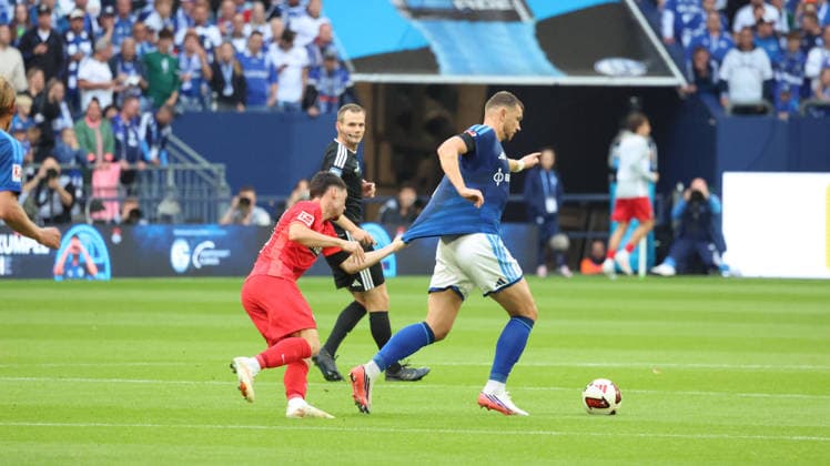 20.09.2026, xrekx, Fussball 1.Bundesliga, FC Schalke 04 - SV Elversberg v.l. Schiedsrichter Referee Dr. Robin Braun Felix Keidel (SV 07 Elversberg) eine Gelb Karte erhalten, received a yellow card Edin Dzeko (FC Schalke 04) (DFL DFB REGULATIONS PROHIBIT ANY USE OF PHOTOGRAPHS as IMAGE SEQUENCES and or QUASI-VIDEO) Gelsenkirchen