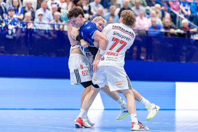 (L-R) Marek Nissen (HC Erlangen, 06) (hinten), Joel Willecke (TBV Lemgo Lippe, 24), Maciej Gebala (HC Erlangen, 77) GER, TBV Lemgo Lippe vs. HC Erlangen, Handball, 1. Bundesliga, 5. Spieltag, Spielzeit 2026 2027, 20.09.2026 GER, TBV Lemgo Lippe vs. HC Erlangen, Handball, 1. Bundesliga, 5. Spieltag, Spielzeit 2026 2027, 20.09.2026 Lemgo Copyright: xEibner-Pressefoto JanxRollingerx EP_JSK