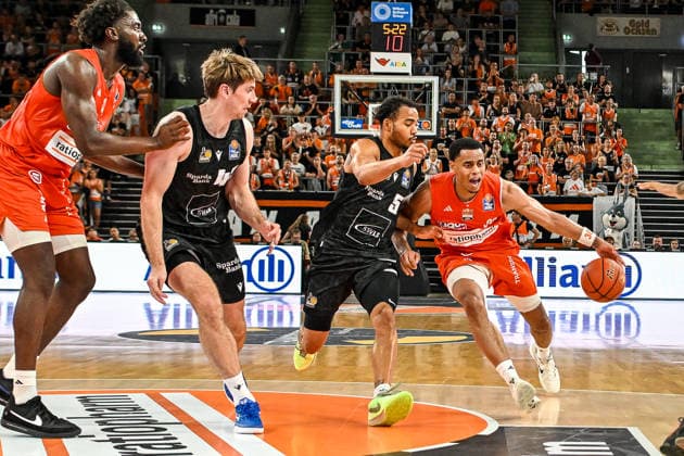 20.09.2026, GER, Basketball, Herren, easycredit Basketball Bundesliga, Saison 2026 2027, 1. Spieltag, ratiopharm Ulm vs MHP Riesen Ludwigsburg Jaylen Sims (Ulm, 30) ist von Ish Leggett (Ludwigsburg, 5) nicht aufzuhalten Neu-Ulm ratiopharm Arena Bayern Deutschland Copyright: xNordphotox xHafnerx