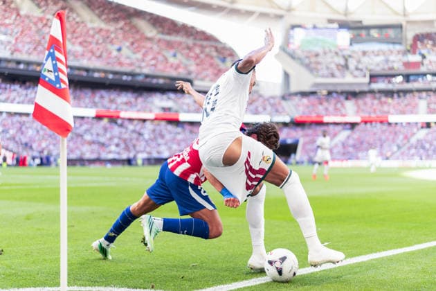 Sport Bilder des Tages MADRID, SPAIN - SEPTEMBER 20: Kylian Mbappe of Real Madrid (R) and Giuliano Simeone of Atletico de Madrid (L) fight for possession during the LaLiga EA Sports football match between Atletico de Madrid and Real Madrid at Estadio Riyadh Air Metropolitano on September 20, 2026 in Madrid, Spain. (Photo by Ricardo Nogueira Sports Press Photo) Copyright: xRicardoxNogueira SportsxPressxPhotox Sportspressphoto_SPR236072