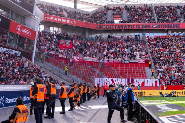 20.09.2026, Fussball, 4. Spieltag der 1. Fussball Bundesliga, Bayer 04 Leverkusen - RB Leipzig. Ein paar Fans aus Leipzig sitzen im Gästeblock. Leverkusen BayArena NRW Deutschland xRHR-FOTO DEx Copyright: DennisxEwert RHR-FOTOx RHR-FOTO DE