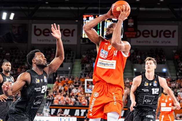 easyCredit BBL: Ratiopharm Ulm vs. MHP RIESEN Ludwigsburg ; 20.09.2026 Ulm, GERMANY - 20. September 2026: Armel Traore (ratiopharm Ulm, 94) beim Abschluss am Korb gegen Maxwell Dongmo Temoka (MHP RIESEN Ludwigsburg, 24) während dem Spiel zwischen der Ratiopharm Ulm und den MHP RIESEN Ludwigsburg am 1. Spieltag der easyCredit BBL in der ratiopharm Arena Ulm. Copyright: xBEAUTIFULxSPORTS Steinx