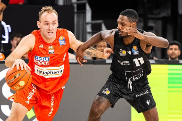 easyCredit BBL: Ratiopharm Ulm vs. MHP RIESEN Ludwigsburg ; 20.09.2026 Ulm, GERMANY - 20. September 2026: Devin Schmidt (ratiopharm Ulm, 8) im Zweikampf mit Darius Perry (MHP RIESEN Ludwigsburg, 11) während dem Spiel zwischen der Ratiopharm Ulm und den MHP RIESEN Ludwigsburg am 1. Spieltag der easyCredit BBL in der ratiopharm Arena Ulm. Copyright: xBEAUTIFULxSPORTS Steinx