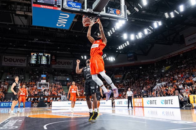easyCredit BBL: Ratiopharm Ulm vs. MHP RIESEN Ludwigsburg ; 20.09.2026 Ulm, GERMANY - 20. September 2026: Maxwell Dongmo Temoka (MHP RIESEN Ludwigsburg, 24) versucht Armel Traore (ratiopharm Ulm, 94) beim Dunk in den Korb zu hindern während dem Spiel zwischen der Ratiopharm Ulm und den MHP RIESEN Ludwigsburg am 1. Spieltag der easyCredit BBL in der ratiopharm Arena Ulm. Copyright: xBEAUTIFULxSPORTS Steinx