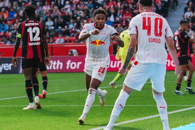 20.09.2026, xjmrgnx, Fussball 1.Bundesliga, Bayer 04 Leverkusen - RB Leipzig v.l. Christopher Nkunku (28, Leipzig) bejubelt seinen vom Videoassistenten aberkannten Treffer zum 1:0 und zeigt mit den Fingern auf seinen Teamkollegen Romulo (40, Leipzig) (DFL DFB REGULATIONS PROHIBIT ANY USE OF PHOTOGRAPHS as IMAGE SEQUENCES and or QUASI-VIDEO) Leverkusen