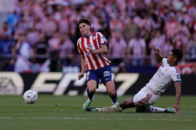 RECORD DATE NOT STATED Jude Bellingham (Real Madrid CF) and Julian Alvarez (Atletico de Madrid) battle for the ball during the LaLiga EA Sports match between Club AtlÃ tico de Madrid and Real Madrid CF at Riyadh Air Metropolitano on September 20, 2026 in Madrid, Spain. (Photo by Manu Reino DeFodi Images) -