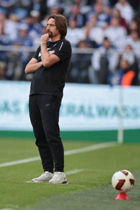 Chef-Trainer Vincent Wagner (SV 07 Elversberg) beim Spiel der 1. Bundesliga (Saison 2026 27) FC Schalke 04 - SV Elversberg - Copyright: Thomas Pakusch