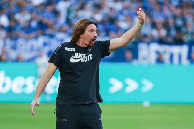1. Bundesliga - FC Schalke 04 - SV Elversberg am 20.09.2026 in der Veltins-Arena auf Schalke Trainer Vincent Wagner (Elversberg) gibt lautstark Anweisungen