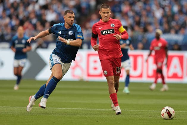 Edin Dzeko (FC Schalke 04) und Lukas Pinckert (SV 07 Elversberg) beim Spiel der 1. Bundesliga (Saison 2026 27) FC Schalke 04 - SV Elversberg - Copyright: Thomas Pakusch