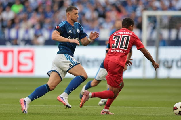 Edin Dzeko (FC Schalke 04) und Jan Gyamerah (SV 07 Elversberg) beim Spiel der 1. Bundesliga (Saison 2026 27) FC Schalke 04 - SV Elversberg - Copyright: Thomas Pakusch