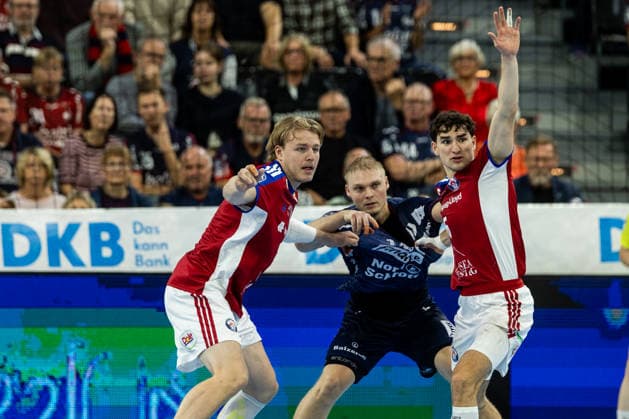 Opel HBL: SG Flensburg-Handewitt vs Handball Club Hamburg; 20.09.26 Kampf am Kreis Martin Hovde (Nr.81, Handball Club Hamburg), Emil Bergholt (Nr.14, SG Flensburg-Handewitt), Elias Kofler (Nr.06, Handball Club Hamburg) Opel HBL: SG Flensburg-Handewitt vs Handball Club Hamburg, GGW Arena am 20.09.26 Copyright: xBEAUTIFULxSPORTS MarioxM.xKobergx