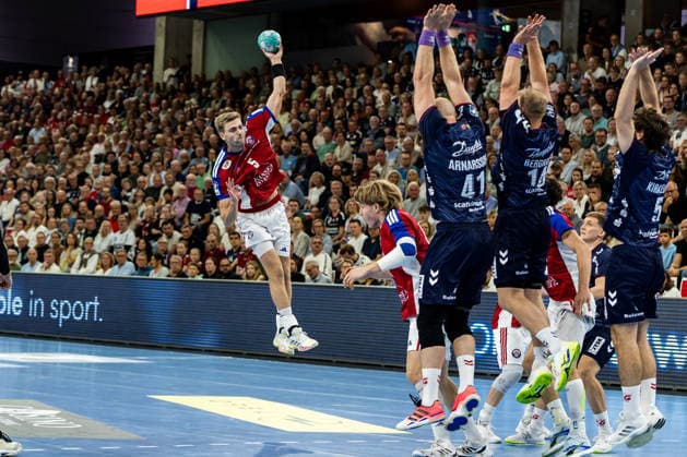 Opel HBL: SG Flensburg-Handewitt vs Handball Club Hamburg; 20.09.26 Oliver Norlyk (Nr.05, Handball Club Hamburg) im Angriff Opel HBL: SG Flensburg-Handewitt vs Handball Club Hamburg, GGW Arena am 20.09.26 Copyright: xBEAUTIFULxSPORTS MarioxM.xKobergx