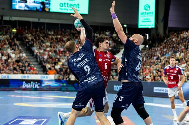 Opel HBL: SG Flensburg-Handewitt vs Handball Club Hamburg; 20.09.26 Elias Kofler (Nr.06, Handball Club Hamburg) gegen Simon Pytlick (Nr.02, SG Flensburg-Handewitt und Arnar Freyr Arnarsson (Nr.41, SG Flensburg-Handewitt) Opel HBL: SG Flensburg-Handewitt vs Handball Club Hamburg, GGW Arena am 20.09.26 Copyright: xBEAUTIFULxSPORTS MarioxM.xKobergx