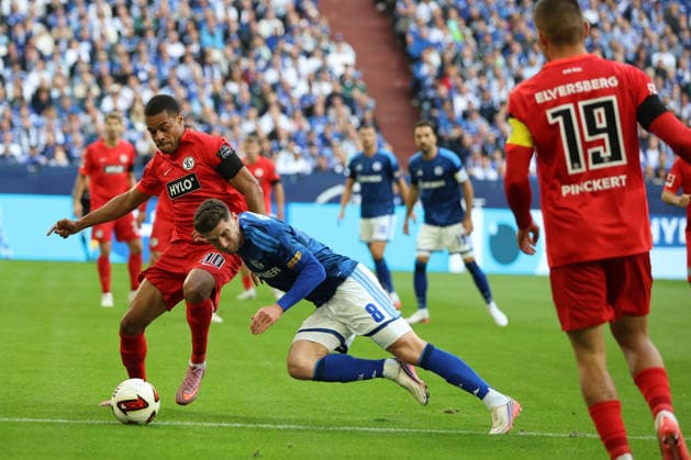 Jan Gyamerah (SV 07 Elversberg) und Robin Gosens (FC Schalke 04) beim Spiel der 1. Bundesliga (Saison 2026 27) FC Schalke 04 - SV Elversberg - Copyright: Thomas Pakusch