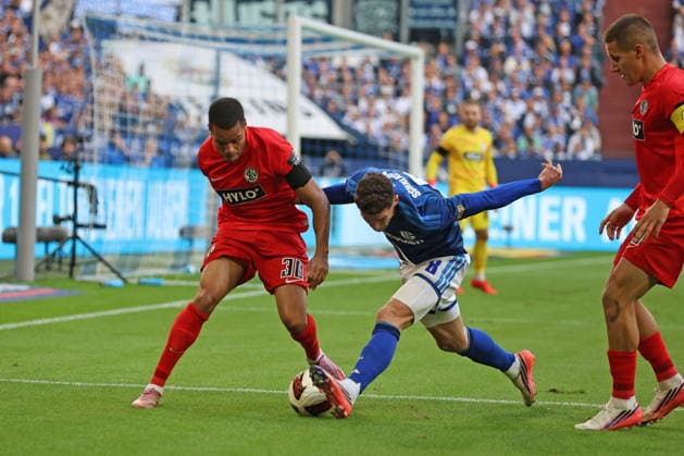 Jan Gyamerah (SV 07 Elversberg) und Robin Gosens (FC Schalke 04) beim Spiel der 1. Bundesliga (Saison 2026 27) FC Schalke 04 - SV Elversberg - Copyright: Thomas Pakusch