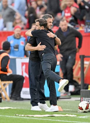 (l-r) Trainer Carles Martinez (Bayer Leverkusen), Trainer Martin Demichelis (RB Leipzig) umarmen sich nach dem Spiel. Fussball 1. Bundesliga, 4.Spieltag, Bayer 04 Leverkusen - RB Leipzig, am 20.09.2026 in Leverkusen Deutschland. DFL regulations prohibit any use of photographs as image sequences and or quasi-video Ã‚Â