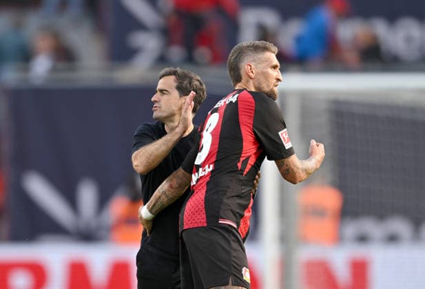 Trainer Carles Martinez (Bayer Leverkusen) und Robert Andrich (Bayer Leverkusen) klatschen sich nach dem Spiel ab. Fussball 1. Bundesliga, 4.Spieltag, Bayer 04 Leverkusen - RB Leipzig, am 20.09.2026 in Leverkusen Deutschland. DFL regulations prohibit any use of photographs as image sequences and or quasi-video Ã‚Â