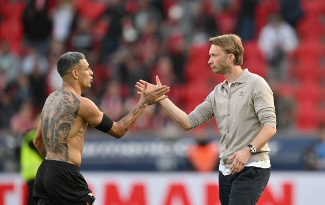 (l-r) Facundo Medina (Bayer Leverkusen) und Simon ROLFES (Bayer Leverkusen, Geschaeftsfuehrung klatschen sich nach dem Spiel ab. Fussball 1. Bundesliga, 4.Spieltag, Bayer 04 Leverkusen - RB Leipzig, am 20.09.2026 in Leverkusen Deutschland. DFL regulations prohibit any use of photographs as image sequences and or quasi-video Ã‚Â