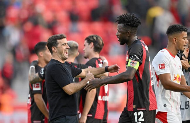 Schlussjubel LEV, (l-r) Trainer Carles Martinez (Bayer Leverkusen), Edmond Tapsoba (Bayer Leverkusen) klatschen sich nach dem Spiel ab. Fussball 1. Bundesliga, 4.Spieltag, Bayer 04 Leverkusen - RB Leipzig, am 20.09.2026 in Leverkusen Deutschland. DFL regulations prohibit any use of photographs as image sequences and or quasi-video Ã‚Â