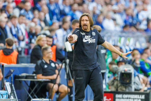 Trainer Vincent Wagner (SV 07 Elversberg) gestikuliert, Gestik waehrend des spiels der 1. Bundesliga zwischen FC Schalke 04 und SV Elversberg, Veltins-Arena am 20. September 2026 in Gelsenkirchen, Deutschland. (Foto von Mario Hommes DeFodi Images) +++ Trainer Vincent Wagner (SV 07 Elversberg) gestures during the Bundesliga match between FC Schalke 04 and SV Elversberg at Veltins-Arena on September 20, 2026 in Gelsenkirchen, Germany. (Photo by Mario Hommes DeFodi Images) DFB DFL REGULATIONS PROHIBIT ANY USE OF PHOTOGRAPHS AS IMAGE SEQUENCES AND OR QUASI-VIDEO. (Photo by Mario Hommes DeFodi Images) -